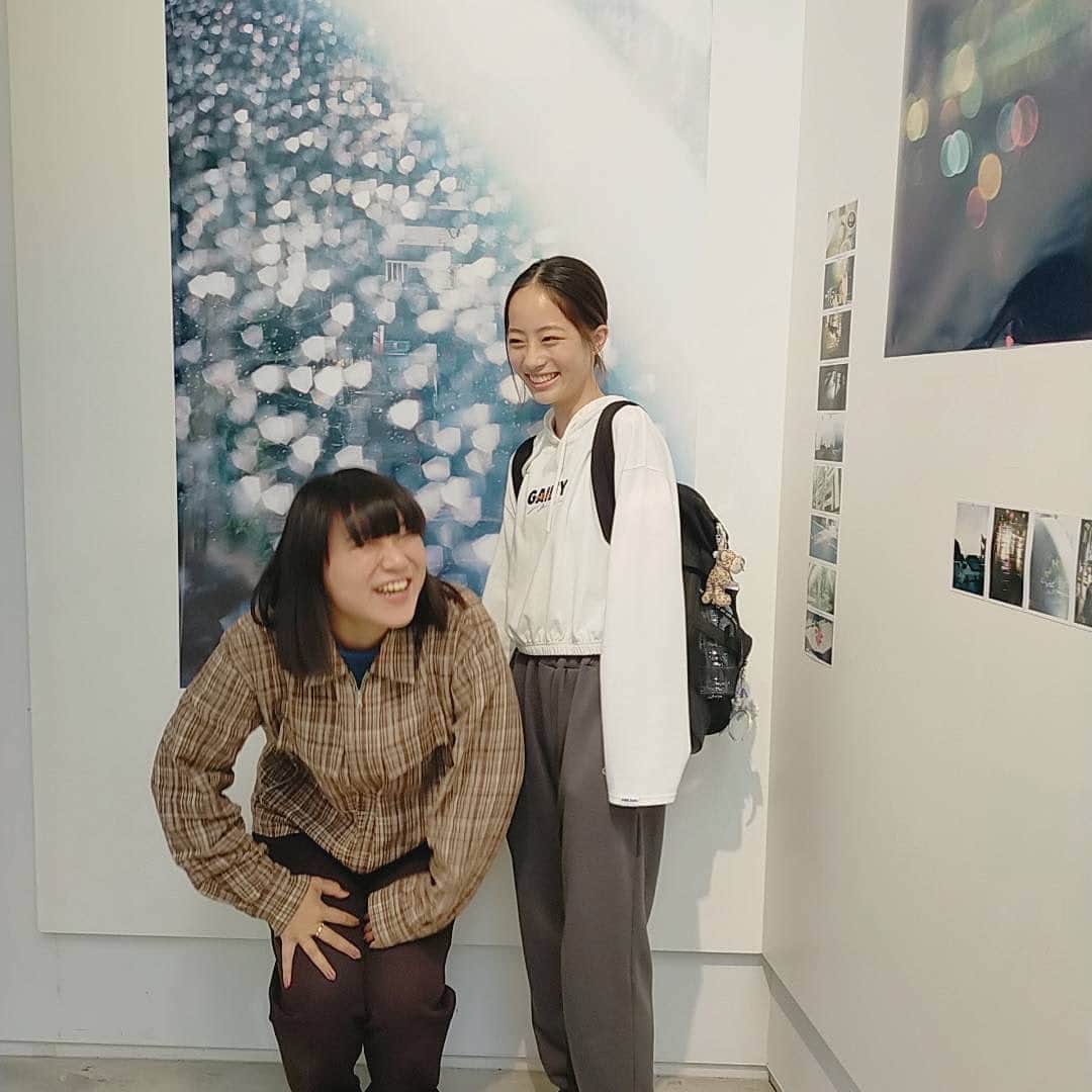 池端杏慈さんのインスタグラム写真 - (池端杏慈Instagram)「︎︎  石田真澄さんが開催されている  『swim in spring TOKYO』 の展示に行ってきました！  写真はもちろん、会場のお花や色使いも素敵でした。  窓ガラスに日光が反射してキラキラしているように 見えた写真がより幻想的でした。  渋谷PARCO1Fで 本日21:00までです！  外観も素敵ですのでぜひ！（最後2枚）  #石田真澄 さん #池端杏慈」4月23日 15時25分 - lespros_anji