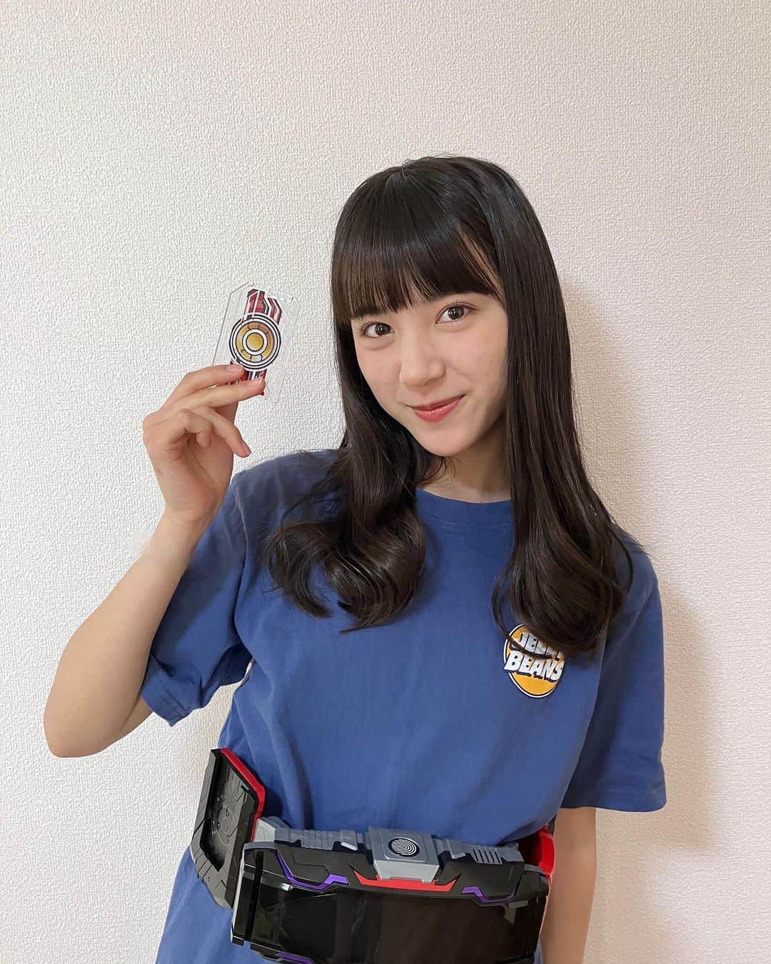 並木彩華のインスタグラム：「『仮面ライダーギーツ』32話 ありがとうございました。  ジャマトグランプリが完結し、次回からデザイアロワイヤルが始まります。バッファの世界とは一体、、  そして！誕生日にヴィジョンドライバーを頂きました！ 最高にかっこいいです！嬉しい！！ あと、Tシャツのロゴにご注目🔎なんとゼリービーンズって書いてあるんです！！これを買ったのはベロバになる前なのですが、、運命ですね。  ではでは、33話もお楽しみに！👅   #仮面ライダーギーツ #ベロバ  #並木彩華」