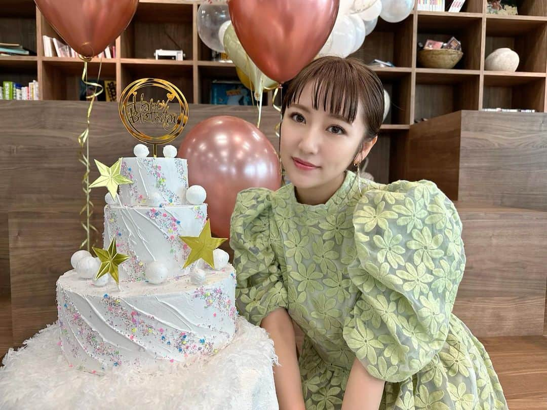 高橋みなみさんのインスタグラム写真 - (高橋みなみInstagram)「「MINAMI TAKAHASHI Birthday Talk Event 2023」 第1部、第2部とお越しくださった皆さんありがとうございました🥺  コロナ禍はオンラインイベントや配信などを中心にしていたので約3年ぶりの対面イベントとなりました！  あまりに久しぶりすぎてちょっと緊張したりもしましたが、皆さんの顔を見ると安心に変わりました😊 やっぱり対面って良いよねー！ 今年は沢山皆んなと会えるイベントやりたいな🥰  #cheekyeyes #ファンクラブイベント #たかみなバースデーイベント2023 #birthdayevent  #fanicon  衣装👗 写真1.2枚目 ワンピース @dreamsisterjane  イヤリング @kameemon30  サンダル @dianashoespress  写真3.4枚目 ワンピース @_meimeij_  イヤリング @luna_folium  サンダル @dianashoespress」4月23日 15時35分 - taka37_chan