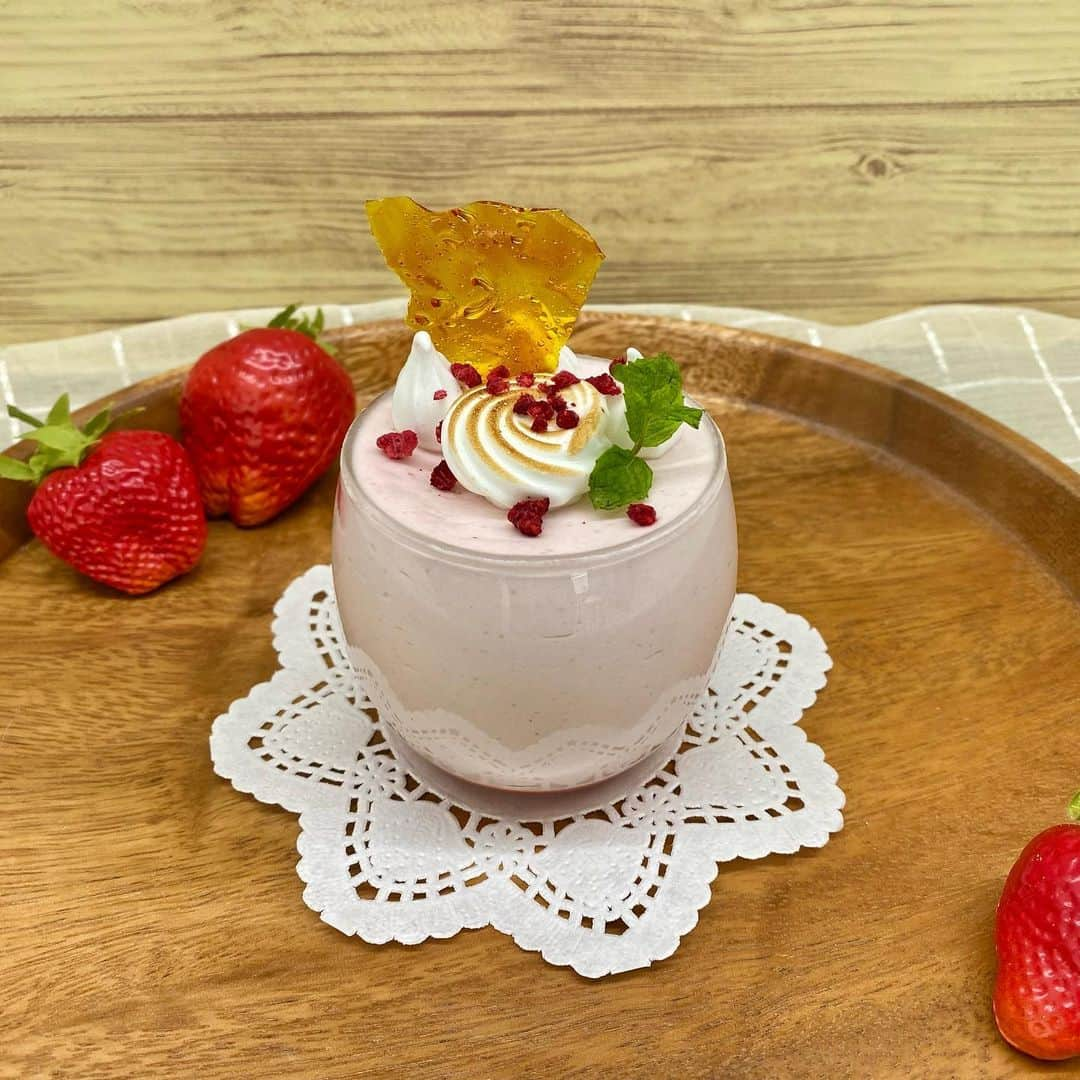 名古屋コミュニケーションアート専門学校_製菓調理のインスタグラム：「『いちごのムース🍓』  オープンキャンパスで作りました💖 可愛くできました〜🥰  #名古屋農業園芸食テクノロジー専門学校#アグリテック名古屋#名古屋カフェ#専門学校#製菓#製パン#カフェ#調理#パティシエ#ブーランジェ#ブーランジェリー#カフェスタッフ#調理師#いちごのムース#いちごムース#ムース」