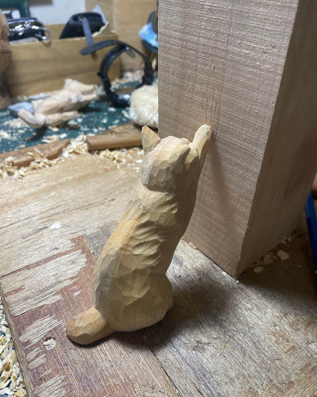 yamanekoさんのインスタグラム写真 - (yamanekoInstagram)「コレは何のポーズでしょう？ ウルトラマンではありません。 答えは最後に😹  #ねこ #ねこ部 #猫彫刻 #彫刻 #木彫 #木彫り猫 #にゃーん #バンナイリョウジ #恵比寿アトレ有隣堂 #つめとぎネコ #cat#catsculpture #catstagram #catcarving #woodsculpture #woodworking #woodsculpture #ryojibannai」4月23日 15時40分 - yamaneko5656