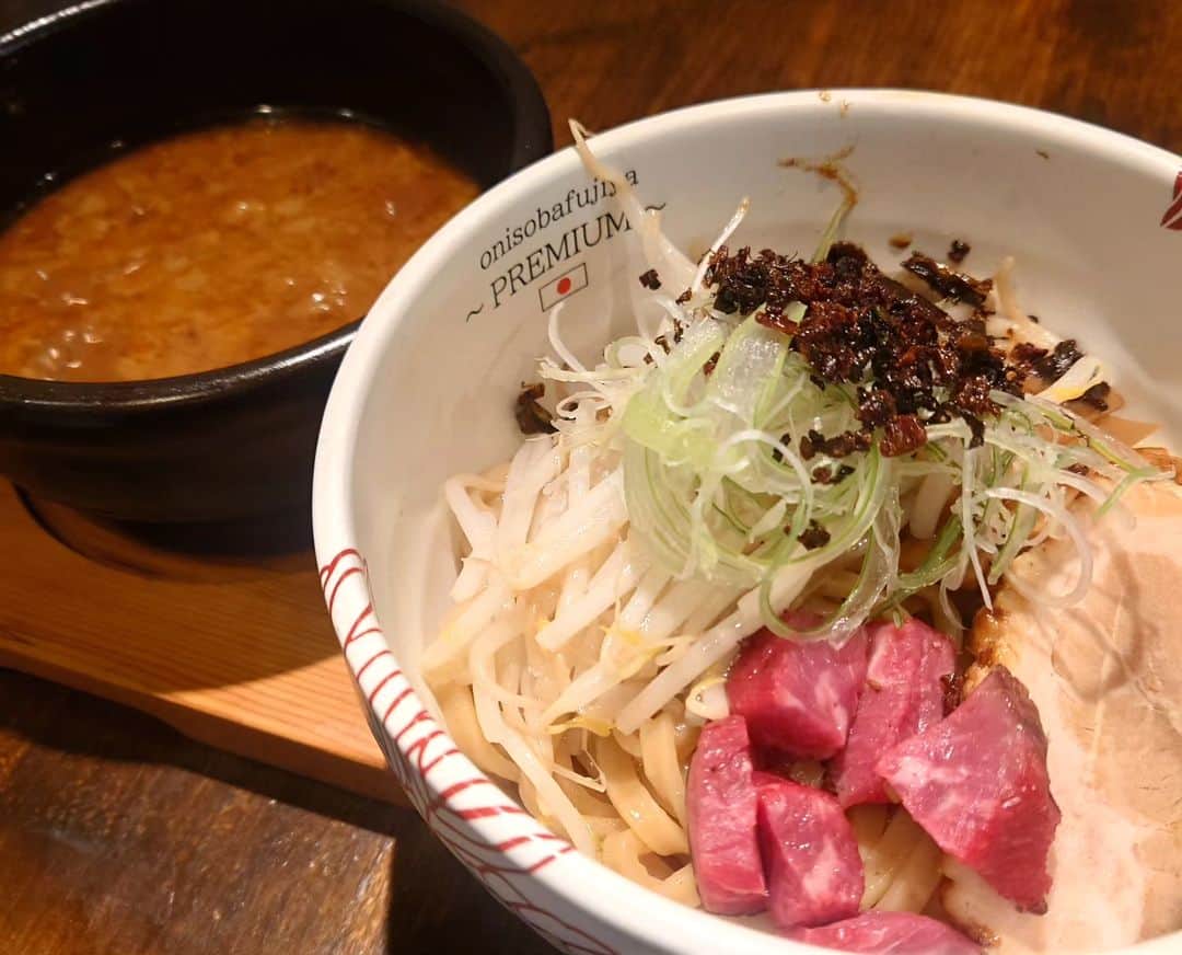 HEY!たくちゃんのインスタグラム：「松阪牛のBLACKマー油つけ麺  豚チャーシューと 黒毛和牛のローストビーフ 焦がしネギマー油 ニンニクマー油 霜降り松阪脂  3500円にて。  本日完売！」