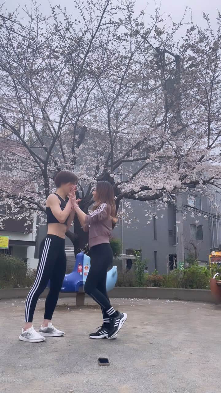 YUUKIのインスタグラム：「🌸 桜咲く、東京。 気持ち良くて動き出す‼︎  HIIT THE BEATは いつでも✨どこでも✨誰とでも✨ 動きたい😌💪その気持ちさえあれば 楽しくしっかりと運動できるミラクルコンテンツ✌️✨  今回の動きは【キックボールランジ】 腿とお尻をしっかり鍛えましょう♪  この動画を3回一緒に繰り返すところから はじめてみてください😌🌈  Thank you ❤️ @mizuho_breakletics  好きが溢れて🤭チラ見多めw  @hiitthebeat  @hiitthebeat_japan  @adidastokyo  @adidas_de   #hiitthebeat #hiitthebeatbreakletics #tokyo #japan #fitness #workout #outdoor #park #cherryblossom #flowers #photooftheday #friends #happy #ヒートザビート #ブレイクレティクス #東京 #外遊び #公園巡り #フィットネス #ワークアウト #健康維持 #公園デート」