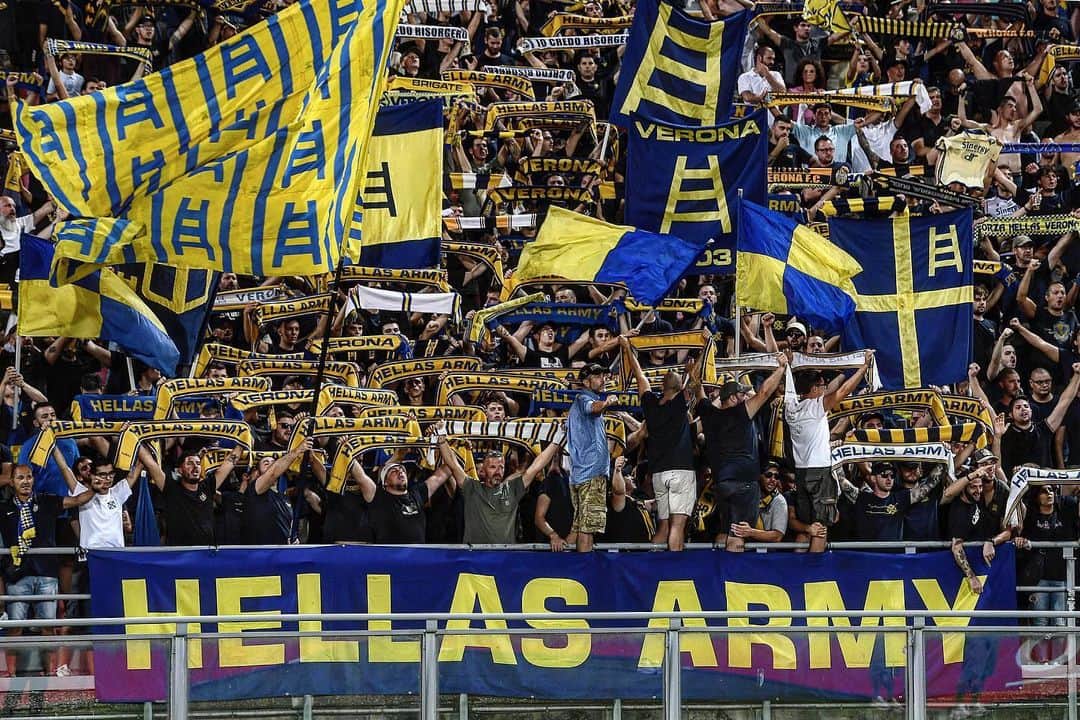 エラス・ヴェローナFCのインスタグラム：「𝑪𝑶𝑳 𝑽𝑬𝑹𝑶𝑵𝑨 𝑨 𝑪𝑹𝑬𝑴𝑶𝑵𝑨 💛💙  Biglietti per #CremoneseVerona disponibili su @ticketone.it.」