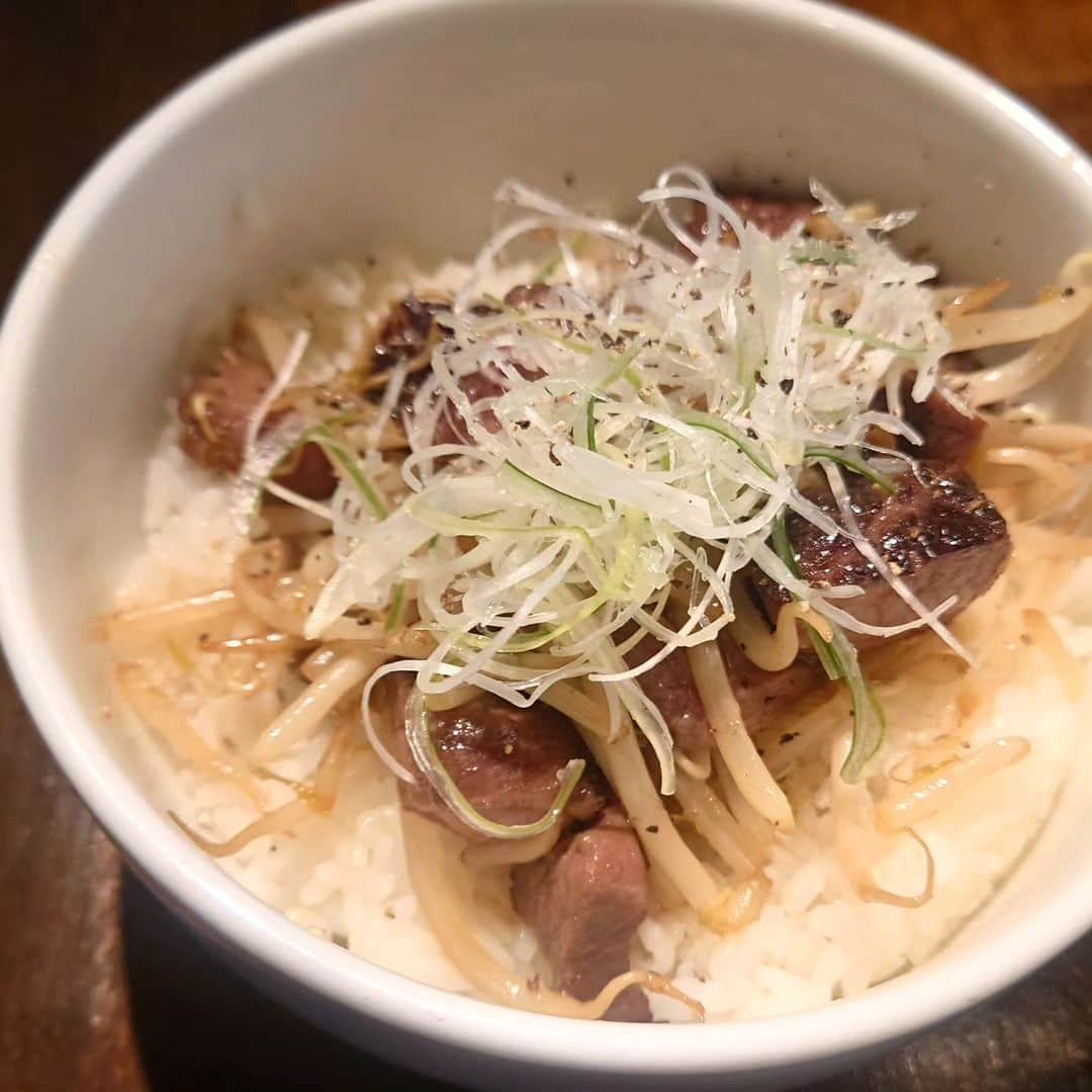 HEY!たくちゃんのインスタグラム：「和王！黒毛和牛のモモ肉 ステーキ丼 1000円」