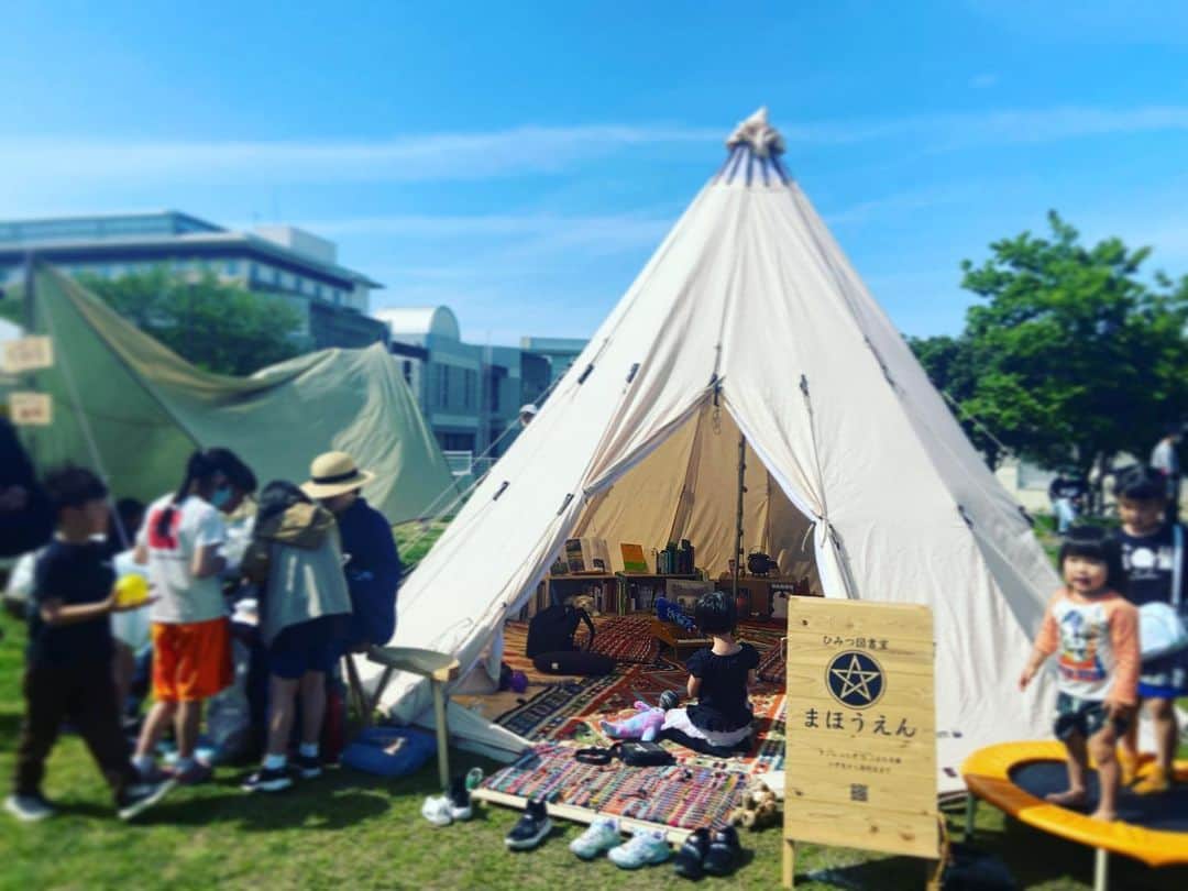 Julie Wataiのインスタグラム：「魔女の居る私設図書館、まほうえん🧙‍♀️💫 @mahou_en  今日は和歌山県の公園にて移動図書館で、娘と行って来たよー」
