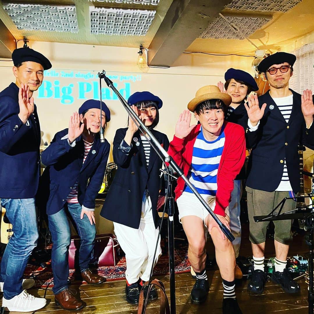 のインスタグラム：「昨日は下北沢mona recordsで開催されたグレンフェルさんのリリースパーティーでライブでした！ソロでのライブでしたが、3曲WACK WACKのくにみちゃんにトランペットを吹いて貰いました！自分的にWACKとの対バン、DJがサバービアの橋本さん、そして島田くん主催と言う事で小さなトラットリアナイト、もしくはBack to SLITSな気分だったので、ブリッジ時代に書いた『女の子はみんな〜』とEggstoneの『My Trumpets』をくにみちゃんと演奏しました✨❄️お客さんの雰囲気が最高でとても楽しかったです！！見て下さった皆様、ありがとうございました。出演バンドがみんな素晴らしかった✨そして橋本さんの最高な選曲に感動！！素敵なイベントに参加出来て本当に嬉しかったですし、楽しかったです🌈ありがとうございました！  ＊写真のどこかにオリさんが隠れています笑！オリを探せ😊  2023/04/22 mona records SETLIST  1.ポニーテールの頃 2.甘い恋人 --------- 3.さんでーべいべー 4.エイプリルフール --------- 5.女の子はみんなヴァレリに憧れる ---------- 6.My Trumpets 7.LA BOUM  #カジヒデキ #grenfelle #島田正史  #wackwackrhythmband #くにみともこ  #thepenfriendclub #monarecords」
