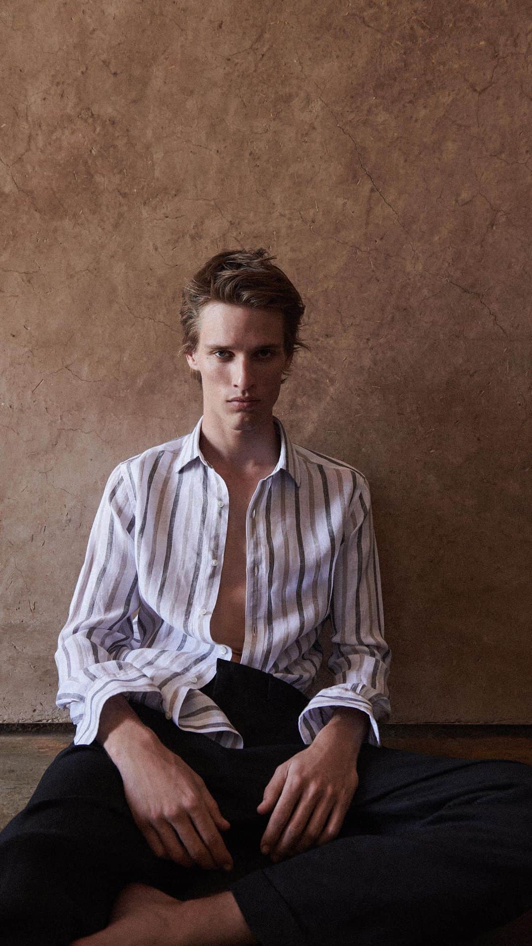 Massimo Duttiのインスタグラム：「UTTER STILLNESS | It’s all so quiet you don’t want your style choices to interfere with the ambience. Discover the New Men’s Collection in stores and massimodutti.com #MassimoDutti #NewinDutti  Photographer and director of film: @claudia_knoepfel Video & Edit: @gbrlrnn Casting: @yeraylam Music: One More Night / Kinda Fragile」