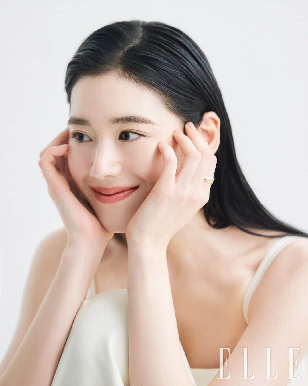 チョン・ウンチェのインスタグラム：「@ellekorea  @cledepeaubeaute」