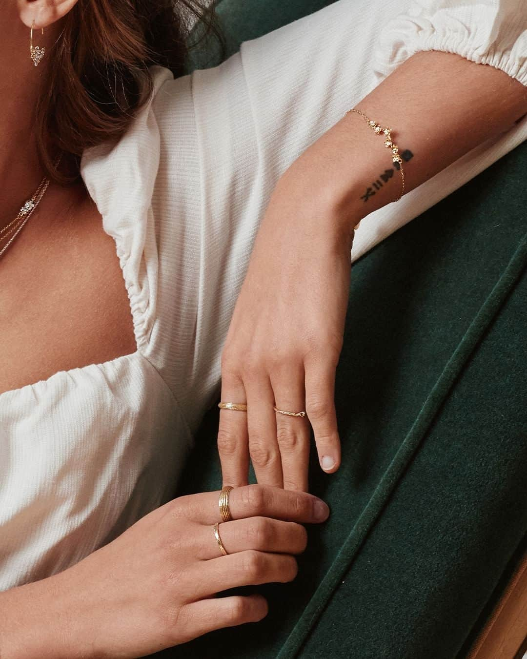 アレックスモンローのインスタグラム：「A few of our classically delicate Alex Monroe pieces are the perfect layering pieces for any sleepy Sunday.  Want to discover more? Follow the link in profile uncover more 💛✨  #AlexMonroeJewellery #ResponsiblySourced #BeeMonth #JewelleryLover #InspiredbyNature #NatureDesign #FloralHoops #HandmadeinEngland #SpringJewellery #Jewellery」