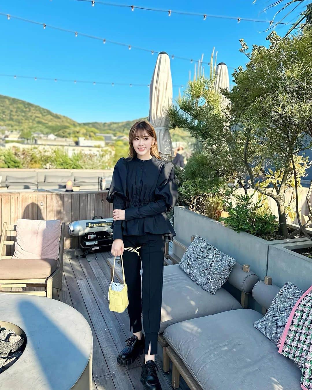 藤川沙弥のインスタグラム：「少し久しぶりの京都 𖥧 𓇣  getしてから制服の様に着ている blouseは @stina_official_ 🐈‍⬛♥︎ᐝ 張り感があってシワになりにくく しっかりとした生地で本当着心地良いの♥︎♥︎  気になっていたhotelのルーフトップ可愛いかった~ この日は風が強かったので また暖かい日にゆっくり🫖しにきたい🪿✨  👀は @onlinecontact で lumiaのヌーディブラウン💓」