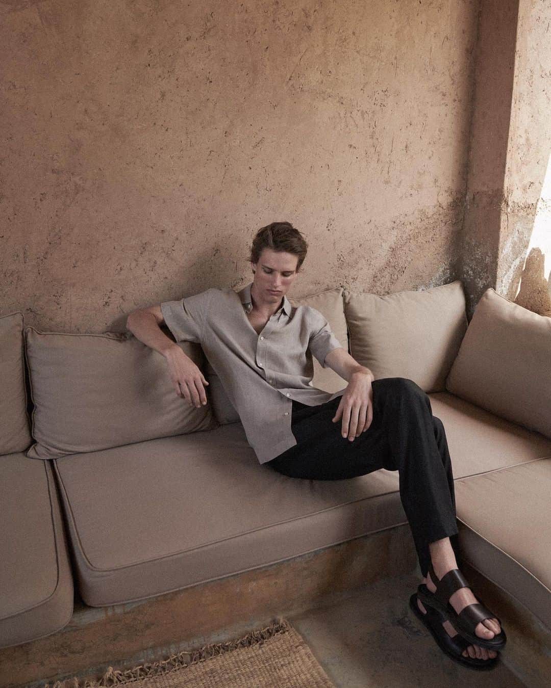 Massimo Duttiのインスタグラム：「UTTER STILLNESS | Garments you can easily pair with laid-back sandals. Explore the Collection in stores and massimodutti.com #MassimoDutti #NewinDutti  Photographer and director of film: @claudia_knoepfel Video & Edit: @gbrlrnn Casting: @yeraylam」