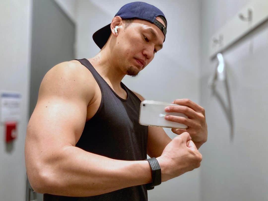のインスタグラム：「DO NOT SKIP LEG DAY  #小柳心 #コヤナギシン #俳優 #脚本家 #workout #bodymake #training」