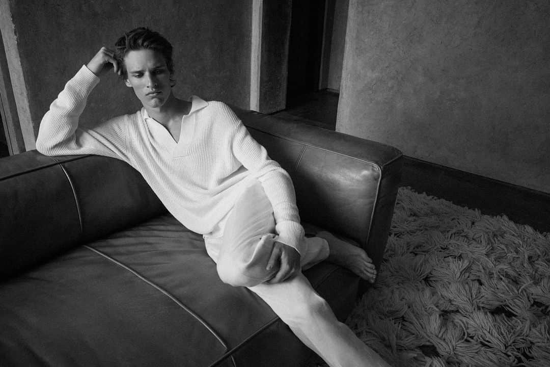Massimo Duttiのインスタグラム：「UTTER STILLNESS | Master relaxed style with cotton, linen and knitwear pieces in their less-formal renditions. All the outfits are available in stores and massimodutti.com #MassimoDutti #NewinDutti  Photographer and director of film: @claudia_knoepfel Video & Edit: @gbrlrnn Casting: @yeraylam」