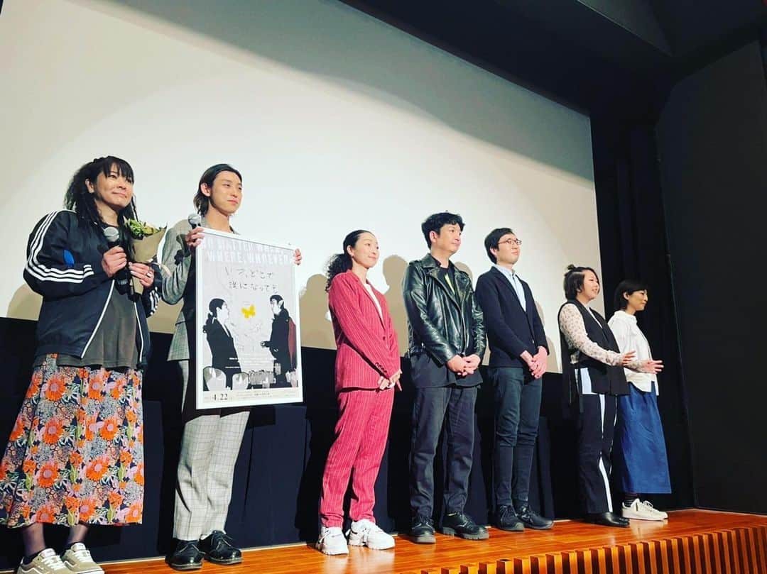 櫻田宗久のインスタグラム：「. 『いつ、どこで誰になっても』 の上映と舞台挨拶がk's cinemaにて無事終了しました。  この映画は、不思議な癒しが起こるように感じました。  監督の思いが深く、こちらにも伝わってくるのだと思います。  久しぶりの演技は、肩ひじはらずにできた気がします。 おそらく、父にはならないであろう人生で、父を疑似体験できたのは、貴重な体験でした。  5月のイベントで監督にさらに深くお話伺おうと思ってます。  お待ちしてます！  .  大人の社交場 「ときめきたいの」 2023/5/14(日) OPEN 16:00 START 16:30 映画上映　17:00 ADV ￥2,500 / DOOR￥3,000（共に1d¥700別途）  Vol.1 いくつになっても挑戦したいの 〜47歳からの映画監督挑戦。  ●トークショー 出演　櫻田宗久　ゲスト　映画監督　タカハシヨシコ  ●映画上映 『いつ、どこで誰になっても』 脚本/監督/編集　タカハシ ヨシコ  ●mobiile移動写真館 小宮山裕介、わだりか　  ●グッズ販売 Sulley  ●DJ 80's 90's胸熱ソング  日曜夕方、大人のときめきをテーマにときめきを求めて、毎回趣向を変えてお送りするイベント。 DJタイムは、80、90年代の胸熱ソングで踊り明かそう。グッズ販売、移動写真館も。 素敵な出会いであなたのときめき爆上がり！  ⭐︎ トークショー  40代から映画監督を目指して作りあげた初映画。一体どんな思いから映画監督を志し、作り上げたのでしょうか？ オーガナイザーの櫻田宗久もこの映画で久々の映画出演も！ 監督タカハシヨシコさんをお迎えしてのトーク、上映、DJタイムありで日曜日、ときめきたいの。  ご予約はこちら→  https://petitmoa.jp/  PetitMOA 東京都新宿区歌舞伎町2-19-10 B1 大江戸線/副都心線の東新宿駅A1出口から徒歩3分」