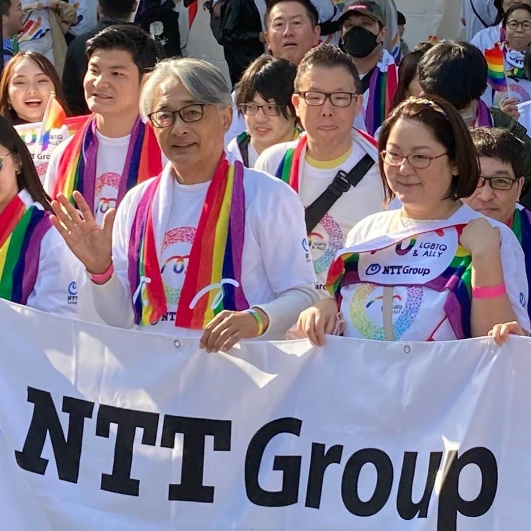 NTTさんのインスタグラム写真 - (NTTInstagram)「代々木公園で開催中の東京レインボープライド。NTTグループもプライドパレードに参加しています。  NTTグループのメンバーを見かけた際には「ハッピープライド！」と手を振ってくださいね。  東京レインボープライド2023🏳️‍🌈  NTTグループは、4/22～23に渋谷区代々木公園にて開催される「東京レインボープライド」に4年ぶりに参加します🌈✨  「東京レインボープライド」は、LGBTQをはじめとする性的マイノリティの存在を社会に広め、「”性”と”生”の多様性」を祝福するイベントです  NTTグループでは、性的指向や性自認にかかわらず、誰もが自分らしく生き、働ける組織、社会の実現をめざして、LGBTQに関する取り組みを推進しています  #誰もが自分らしく働ける社会の実現へ  #NTT_TRP #NTT_ALLY #NTT_Pride #trp #trp2023 #tokyorainbowpride  #東京レインボープライド2023  #変わるまで続ける」4月23日 16時07分 - nttgroup_official