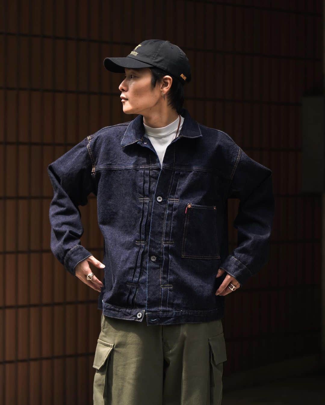 Ryoさんのインスタグラム写真 - (RyoInstagram)「ㅤㅤㅤㅤㅤㅤㅤㅤㅤㅤㅤㅤㅤ Today's outfit🚶‍♂️ @interim_tokyo デニムジャケットが入荷🙌 LEVI'S 501XXの上着として生まれた通称“1st”モデルの中でも、大戦モデルをモチーフにしたデニムジャケット。  生地にも国内老舗機屋の中で約40年の間作られ続けてきた、約15ozのヘビーオンス生機デニムを使用。 アンティーク感のあるインディゴブルー、これはすごくいい1着。 デニムジャケット探している人、是非！  jacket : @interim_tokyo  pants : @blurhms_rootstock  shoes : @calmanthology  ㅤㅤㅤㅤㅤㅤㅤㅤㅤㅤㅤㅤㅤ #interim #blurhms  #calmanthology」4月23日 16時21分 - ryo__takashima
