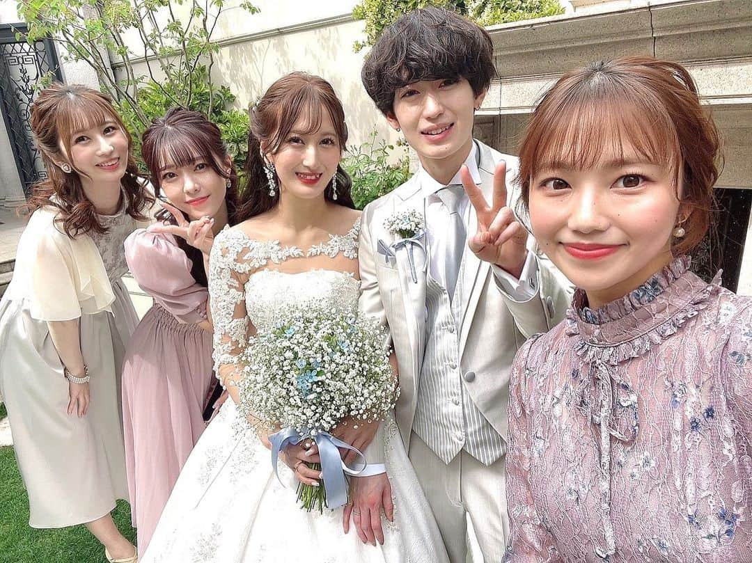 大脇有紗さんのインスタグラム写真 - (大脇有紗Instagram)「空、改めてご結婚おめでとう🤍  中学の時から知り合って、 いろんな姿を見てきた中で一番幸せそうでした💭  同じアイドルグループに後輩として入ってきたけど、いつのまにか同期以上に仲良くなってたね！ まだ中学生の私たちには辛いこととか苦しい環境とかもあったけど、今となってはすごくいい思い出で経験だって感じられてるのは空の存在が大きかったって思う。 私が昇格できなかった時も、アンダーで出て失敗する恐怖と戦ってた時も、空がいてくれてすごく支えになったよ！ 空がタメ口で私に話してて、先輩方からつっこまれてたのもいい思い出です笑 卒業してからも沢山会って、いろんなところに遊びに行ってたけど、空が東京に行ってしまってからはなかなか会えなくてその後私が入れ替わりで上京、、、 会えない時間の間にもSNSや連絡とってて頑張ってる姿や苦労してる時間も見てきたけど、 今こうして幸せになってくれて心から嬉しいです✨  これから先もずっと大切な存在だし、 なにかあったら頼って欲しいです！！ 今まで私ばかり支えられて、お返ししきれてない分これからの時間でかえしていきたいな！  改めておめでとう！ 幸せになってね🌸」4月23日 16時18分 - aritan00401