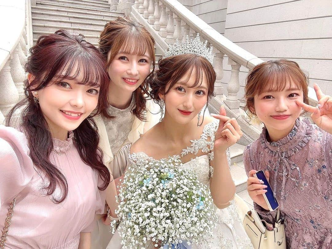 大脇有紗さんのインスタグラム写真 - (大脇有紗Instagram)「空、改めてご結婚おめでとう🤍  中学の時から知り合って、 いろんな姿を見てきた中で一番幸せそうでした💭  同じアイドルグループに後輩として入ってきたけど、いつのまにか同期以上に仲良くなってたね！ まだ中学生の私たちには辛いこととか苦しい環境とかもあったけど、今となってはすごくいい思い出で経験だって感じられてるのは空の存在が大きかったって思う。 私が昇格できなかった時も、アンダーで出て失敗する恐怖と戦ってた時も、空がいてくれてすごく支えになったよ！ 空がタメ口で私に話してて、先輩方からつっこまれてたのもいい思い出です笑 卒業してからも沢山会って、いろんなところに遊びに行ってたけど、空が東京に行ってしまってからはなかなか会えなくてその後私が入れ替わりで上京、、、 会えない時間の間にもSNSや連絡とってて頑張ってる姿や苦労してる時間も見てきたけど、 今こうして幸せになってくれて心から嬉しいです✨  これから先もずっと大切な存在だし、 なにかあったら頼って欲しいです！！ 今まで私ばかり支えられて、お返ししきれてない分これからの時間でかえしていきたいな！  改めておめでとう！ 幸せになってね🌸」4月23日 16時18分 - aritan00401