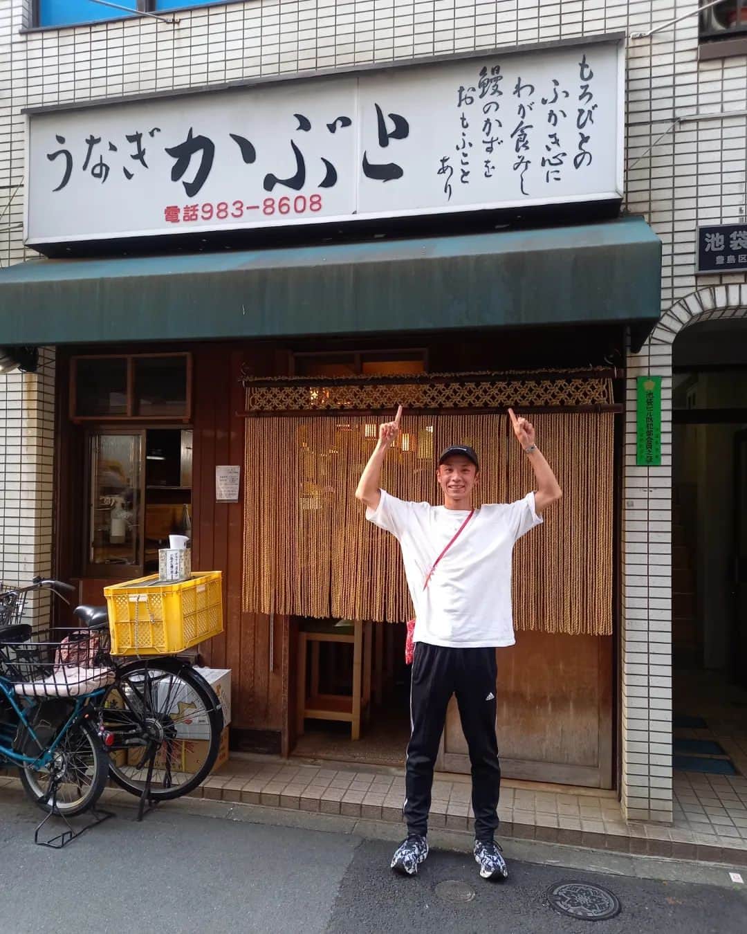 宇野けんたろうのインスタグラム：「池袋にある  うなぎ「かぶと」  衝撃的なうまさだった。。。  なんだこりゃ。  うなぎと日本酒が  強烈に合うんだな。  マジでたまらんぜ。  うなぎの生きた心臓を丸飲み芸をかます。  白焼き最強説  塩で食べると極上の味に変わる。  タレ焼きもヤバかった。  ごちそうさまでした！！！  #うなぎかぶと  #うなぎ #池袋 #池袋グルメ」