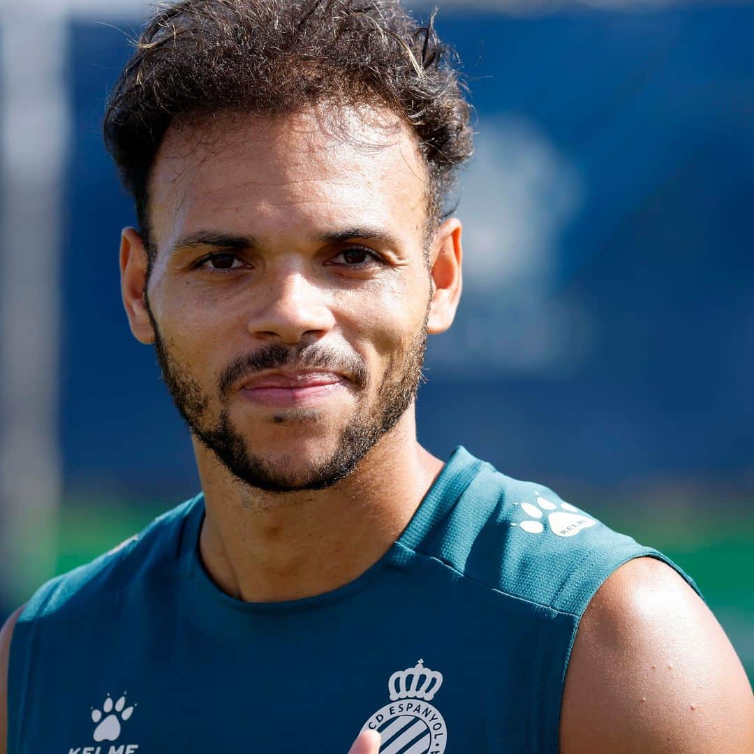 RCDエスパニョールのインスタグラム：「🌹✍️ A les 12h, seran a l'estand #RCDE, @nicomr10  i @braithwaiteofficial!  📍 Recordeu: Rambla Catalunya cantonada amb Mallorca  🤲 Us hi esperem!」