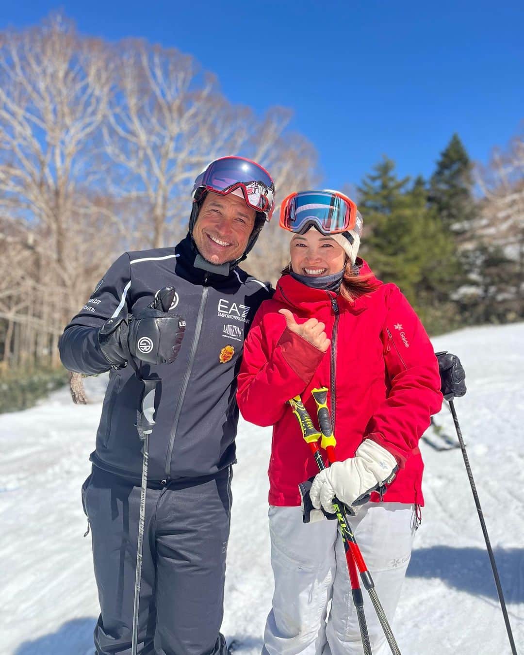 清澤恵美子のインスタグラム：「World Cup 通算22勝の super sterの@giorgio_rocca が @fellow__1976 のイベントで日本に来てスキーを一緒にさせていただきました❄️  彼はとってもナイスガイで感激でした。私がゲート撤収をしていると力仕事を助けてくれるし、重い物持ったらすぐに持ってくれるし、本当にgentleman！！ スーパースターが撤収するって予想した？本当素晴らしい方でした🥹 息子にも優しくしてくれました☺️ そしてスキーも教えてくれました。 身体の下にスキーがあること、上半身はフォールラインに落とさない。動かさない。ターン始めは進行方向に体と一緒に進んで外スキーにプレッシャーをかけていく。本当にシンプルで分かりやすかった🥹OdermattやShiffrin もそうやってクリーンな連続ターンをしていると話してくれました！！なんて貴重なアドバイスを貰えたんだと興奮でした☺️ 機会を下さったフェロートラベルさん西村斉さん @hitsutoman8003 ありがとうございました😊　皆さんもとっても楽しんでいて私も最高にハッピーでした^ ^ Giorgio Grazie mille🌟 È stato un grande piacere conoscervi! Non vedo l'ora di rivedervi😊」