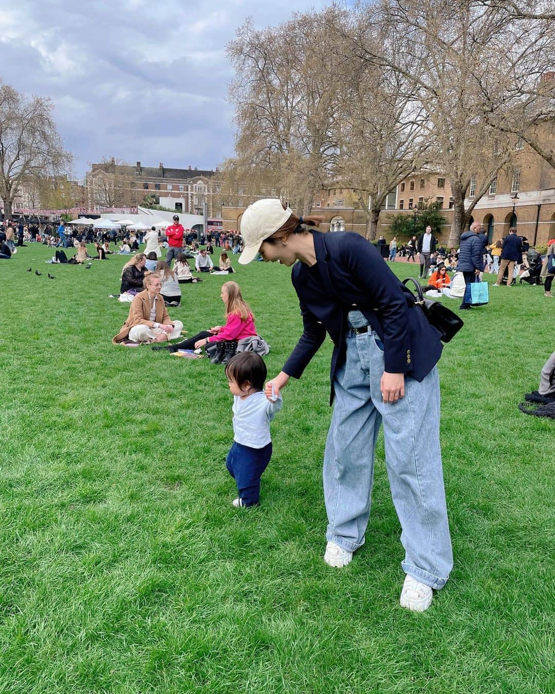 秋元玲奈さんのインスタグラム写真 - (秋元玲奈Instagram)「Picnic at Duke of York Square🧺🌤 So hard to  keep the twins sit still nicely 😂  自由に歩き回り、食べ物に容赦なく手を出す双子に翻弄され、 ピクニックどころではなかったけど、それも良し。  #london #londonlife #dukeofyorksquare  #picnicday  #mumofthreeboys」4月23日 16時26分 - rena_akimoto