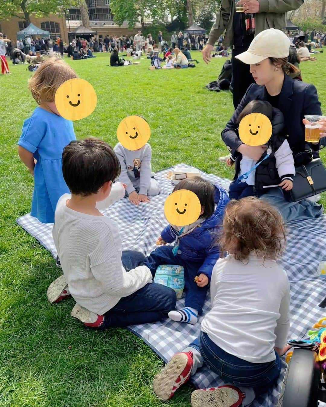 秋元玲奈さんのインスタグラム写真 - (秋元玲奈Instagram)「Picnic at Duke of York Square🧺🌤 So hard to  keep the twins sit still nicely 😂  自由に歩き回り、食べ物に容赦なく手を出す双子に翻弄され、 ピクニックどころではなかったけど、それも良し。  #london #londonlife #dukeofyorksquare  #picnicday  #mumofthreeboys」4月23日 16時26分 - rena_akimoto