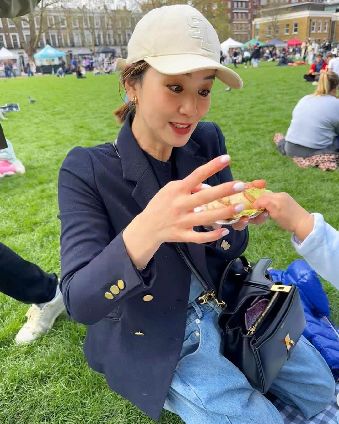 秋元玲奈さんのインスタグラム写真 - (秋元玲奈Instagram)「Picnic at Duke of York Square🧺🌤 So hard to  keep the twins sit still nicely 😂  自由に歩き回り、食べ物に容赦なく手を出す双子に翻弄され、 ピクニックどころではなかったけど、それも良し。  #london #londonlife #dukeofyorksquare  #picnicday  #mumofthreeboys」4月23日 16時26分 - rena_akimoto