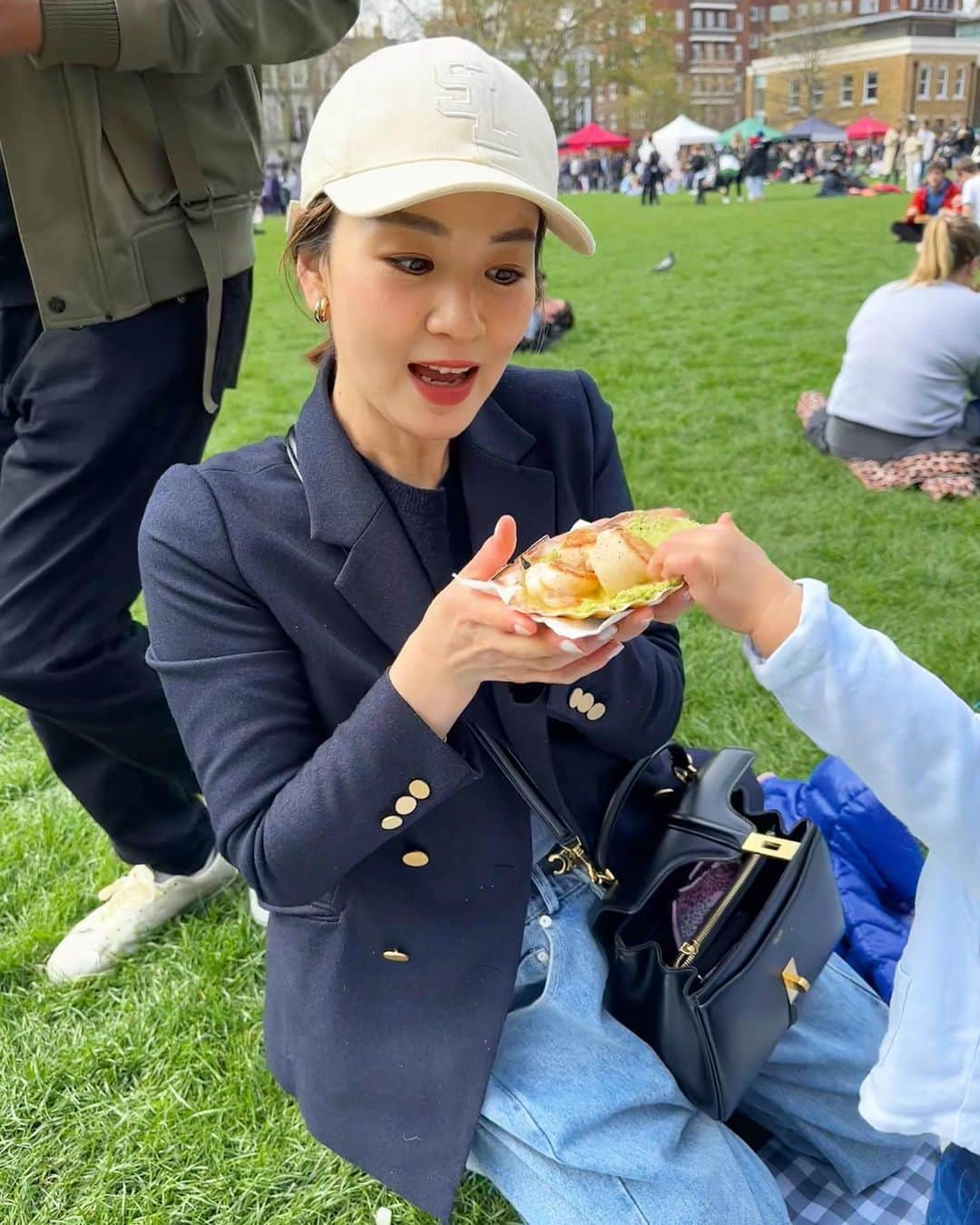 秋元玲奈さんのインスタグラム写真 - (秋元玲奈Instagram)「Picnic at Duke of York Square🧺🌤 So hard to  keep the twins sit still nicely 😂  自由に歩き回り、食べ物に容赦なく手を出す双子に翻弄され、 ピクニックどころではなかったけど、それも良し。  #london #londonlife #dukeofyorksquare  #picnicday  #mumofthreeboys」4月23日 16時26分 - rena_akimoto