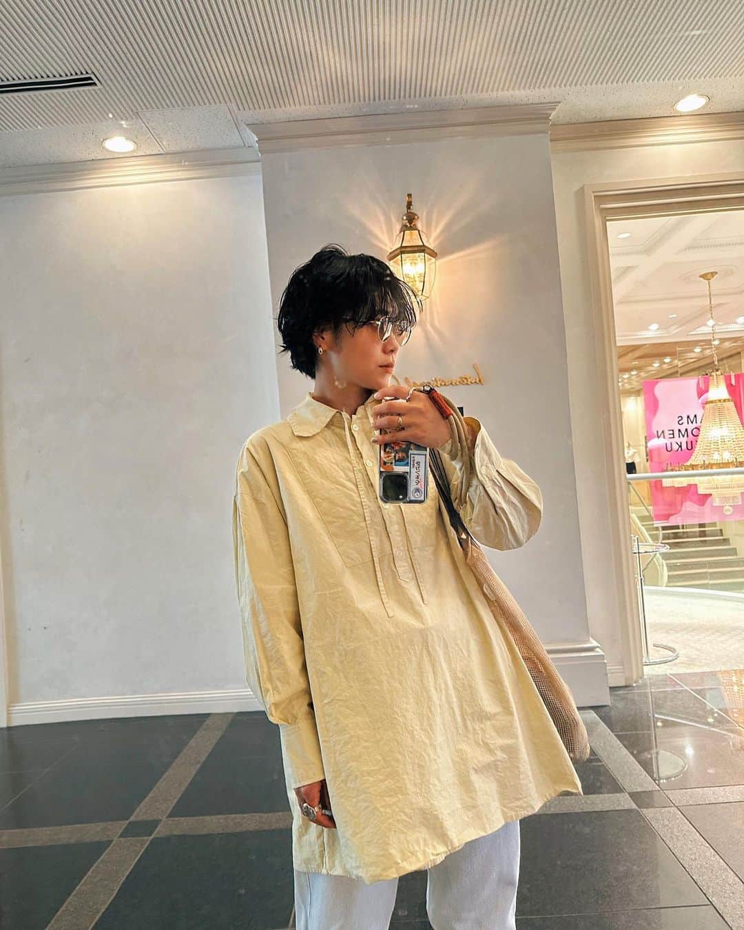 忍舞のインスタグラム：「撮影で巻いてもらった日 自分じゃ巻けないな 多分襟足火傷するwww  本日シャツでも暑かった☀️  #しのぶんコーデ #wom #wom0604 #古着コーデ #ヴィンテージコーデ」