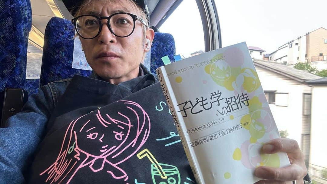 つるの剛士さんのインスタグラム写真 - (つるの剛士Instagram)「—  ここ3年ずっと教科書を読んでいる気がする。  しかも教科書がめちゃくちゃ面白い。  子ども時代も最高だったけど オトナ時代も最高だぜ。  #目指せ大学卒業認定心理士資格取得への道」4月23日 16時27分 - takeshi__tsuruno