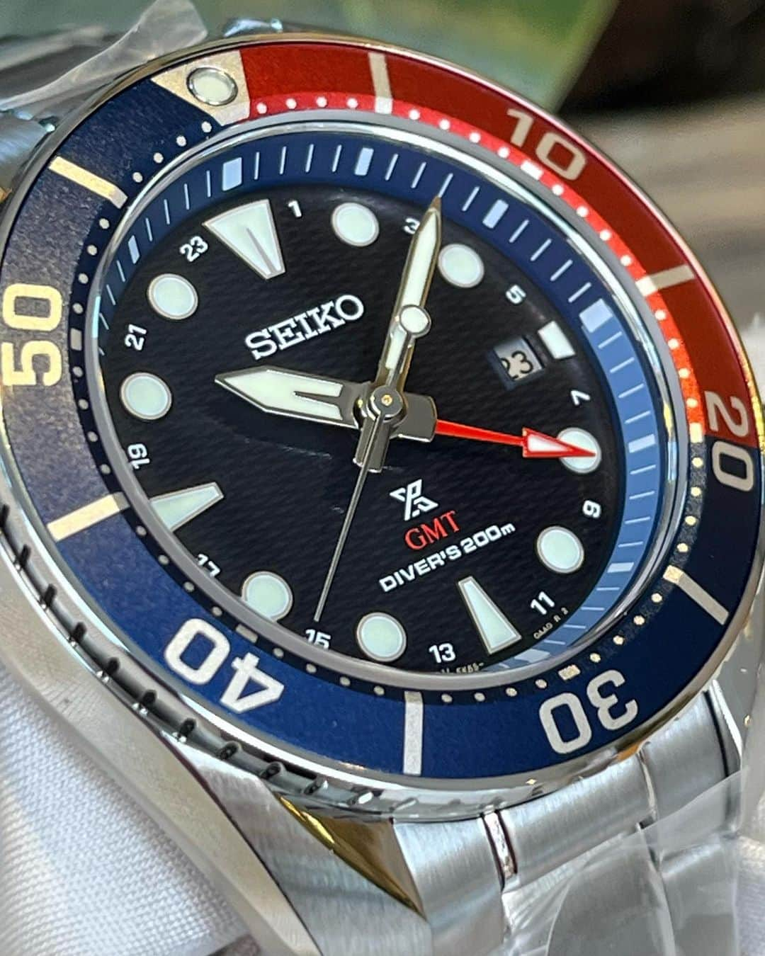 NAKANIWA WISPさんのインスタグラム写真 - (NAKANIWA WISPInstagram)「SEIKO　PROSPEX SBPK005 ￥89,100-  ダイバーズウォッチの機能性をそのままに、ソーラー充電機能を搭載し、定期的な電池交換が不要なモデルが新登場しました。 24時針（GMT機能）を備え、中４針カレンダーのレイアウトが特徴です。 GMT機能により、時差の異なる二つの国の時間を同時に表示することができ、時刻/時差の設定は素早く行えます。 また、新開発のCal.により、高い質感と発色が実現され、24時針のカラーリングとのコントラストがデザイン上のアクセントとなっています。  ■お問い合せ NAKANIWA WATCH 〒542-0081 大阪市中央区南船場 4-10-3 TEL：06-6251-7573 open11:00～close6:30 定休日：水曜日 LINE ID:@910caqbg  #SBPK005 #PROSPEX #プロスペックス #SEIKO #セイコー #Japanwatch #NAKANIWAWATCH #nakaniwa #osaka #fromJapan」4月23日 16時28分 - nakaniwawatch