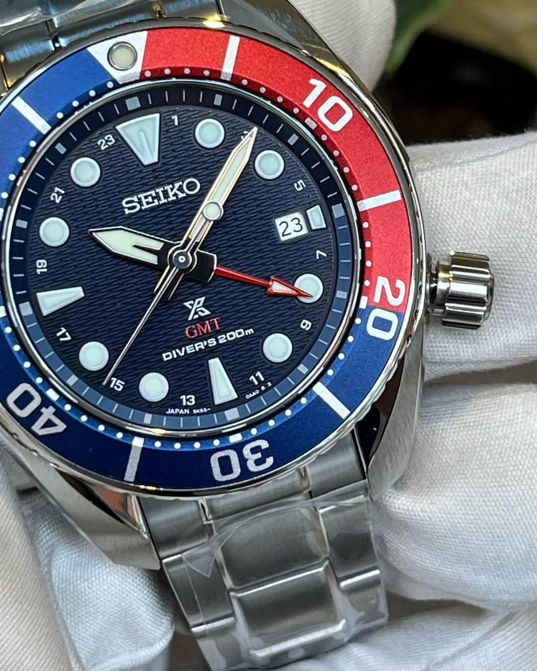 NAKANIWA WISPさんのインスタグラム写真 - (NAKANIWA WISPInstagram)「SEIKO　PROSPEX SBPK005 ￥89,100-  ダイバーズウォッチの機能性をそのままに、ソーラー充電機能を搭載し、定期的な電池交換が不要なモデルが新登場しました。 24時針（GMT機能）を備え、中４針カレンダーのレイアウトが特徴です。 GMT機能により、時差の異なる二つの国の時間を同時に表示することができ、時刻/時差の設定は素早く行えます。 また、新開発のCal.により、高い質感と発色が実現され、24時針のカラーリングとのコントラストがデザイン上のアクセントとなっています。  ■お問い合せ NAKANIWA WATCH 〒542-0081 大阪市中央区南船場 4-10-3 TEL：06-6251-7573 open11:00～close6:30 定休日：水曜日 LINE ID:@910caqbg  #SBPK005 #PROSPEX #プロスペックス #SEIKO #セイコー #Japanwatch #NAKANIWAWATCH #nakaniwa #osaka #fromJapan」4月23日 16時28分 - nakaniwawatch