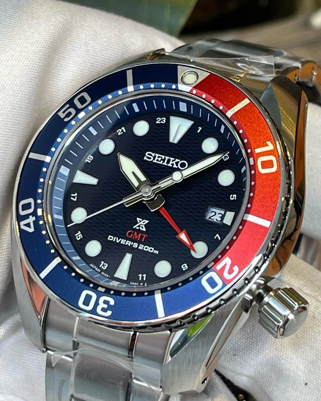 NAKANIWA WISPさんのインスタグラム写真 - (NAKANIWA WISPInstagram)「SEIKO　PROSPEX SBPK005 ￥89,100-  ダイバーズウォッチの機能性をそのままに、ソーラー充電機能を搭載し、定期的な電池交換が不要なモデルが新登場しました。 24時針（GMT機能）を備え、中４針カレンダーのレイアウトが特徴です。 GMT機能により、時差の異なる二つの国の時間を同時に表示することができ、時刻/時差の設定は素早く行えます。 また、新開発のCal.により、高い質感と発色が実現され、24時針のカラーリングとのコントラストがデザイン上のアクセントとなっています。  ■お問い合せ NAKANIWA WATCH 〒542-0081 大阪市中央区南船場 4-10-3 TEL：06-6251-7573 open11:00～close6:30 定休日：水曜日 LINE ID:@910caqbg  #SBPK005 #PROSPEX #プロスペックス #SEIKO #セイコー #Japanwatch #NAKANIWAWATCH #nakaniwa #osaka #fromJapan」4月23日 16時28分 - nakaniwawatch