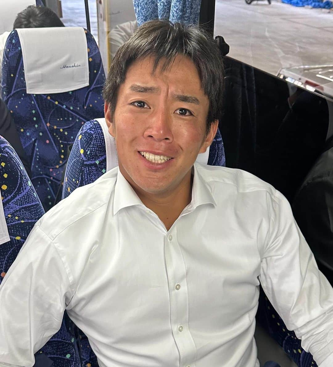 小田幸平のインスタグラム：「今日は阪神3戦目（甲子園） 7対4負け😭 最近6試合28打数15安打 絶好調のベアー この調子で頑張れ。 名古屋帰りま〜す🚅 炊飯器じゃ〜👋 #中日#ドラゴンズ#鵜飼航丞#絶好調#阪神タイガース#甲子園#名古屋#はげch#新幹線#」