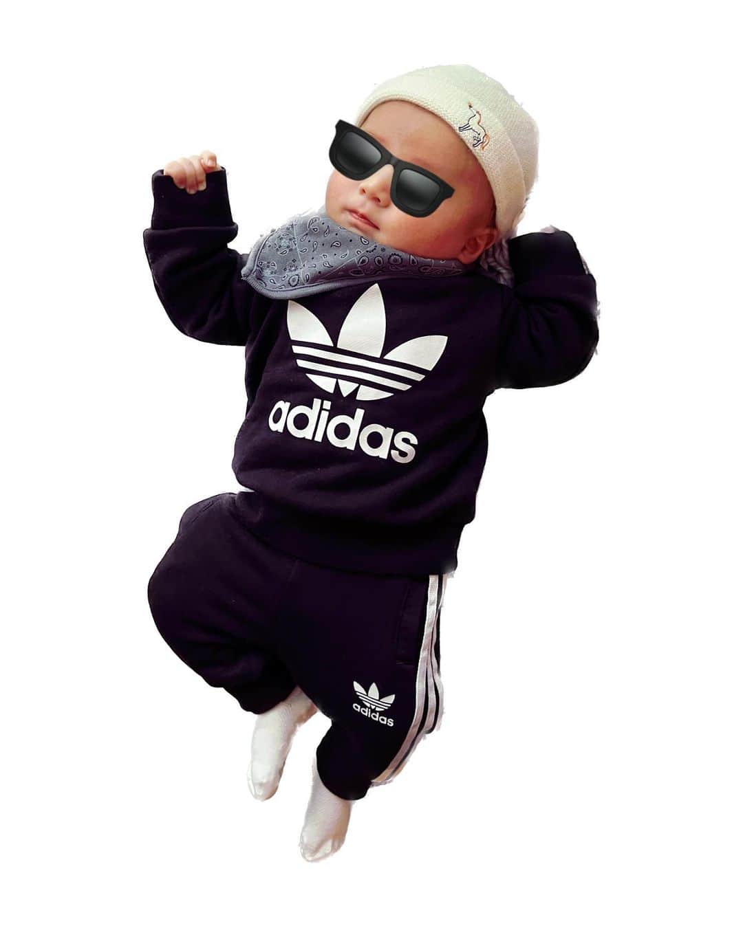 桜めいのインスタグラム：「👶🏻  お祝いで頂いたお洋服たちを着せたら なんだかとってもやんちゃそうなボーイが 完成されました👶🏻  ・ #myson #baby #babyboy #babyfashion #adidas #hermes」