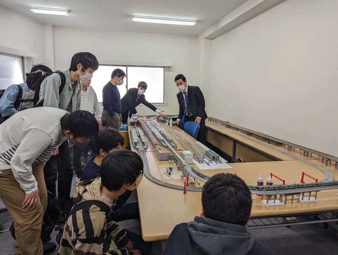 東京観光専門学校さんのインスタグラム写真 - (東京観光専門学校Instagram)「来年から #鉄道メンテナンスコース が復活✨  #鉄道模型部 では 学生が自慢の #鉄道模型 を持ち寄り 入換訓練を行っています💕  もちろん、参加者さんの 模型の持ち込みも可能です👍 次回は5/3、5/4に模型走行会を 行います🚩 #東京観光専門学校　#鉄道サービス学科　#オーキャン　#GWの予定」4月23日 16時31分 - tokan_1967