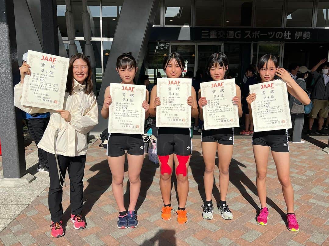世古和のインスタグラム：「. シーズンイン！！！ & NACで初めてのリレー🏅  3人が中学生になり、 まだ部活に所属する前のこの時期に、 中学校の顧問の先生方にご理解と ご協力いただき、 三重リレーカーニバルと 来週の第一回南勢記録会は、 NACチームで4×100mRと 男女走り幅跳びに 出場させていただけることとなりました🏅✨  リレーチームは、全国大会などには 繋がらないですが、 日頃一緒に練習している仲間と 一つのチームになってバトンを繋ぐ リレーの楽しさを知ってもらいたいと思い、 出場させていただきました🤩  まさか決勝に残れるとは… みんなの頑張りに感動しました😌  いすずUK混合リレーをはじめ、 他所属の選手たちも とてもいい走りをしていて、 嬉しかったです😌  今年の冬は大きな怪我もなく、 基礎の基礎を繰り返し行ってきました☀️  これからのTEAM NACも 本当に楽しみです！！  それぞれの部活でも 活躍してくれることでしょう🔥  #nac#trackandfield #adidas  #なっく#三重リレーカーニバル#陸上競技#リレー#アディダス」