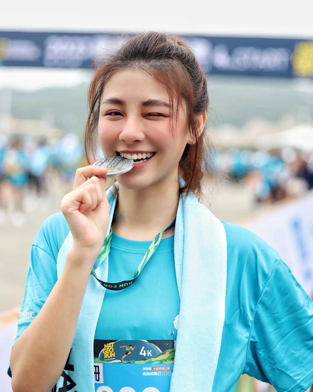 宇珊のインスタグラム：「一袋女王主持群早起 #為永續而跑 4km休閒組注重的是完賽！ 我其實沒有到很愛跑步 可是今天跟大家一起沿著河濱跑 好多爸爸媽媽帶著小孩甚至有阿公阿嬤 大家一起動起來突然滿感動的🥹 @natgeotw #2023國家地理路跑🌍 周邊好好看 明年可以挑戰下一個難度了！ 謝謝 @scctaiwan 的邀請～ #男友也被拖來跑 #跑完身心舒暢  Photo by @william740515  女明星路跑也要兼顧顏值 很怕跑完看起來很衰 前兩天特地去找 @ronronbeaute_slptse 做野生眉 時尚+精神💯」