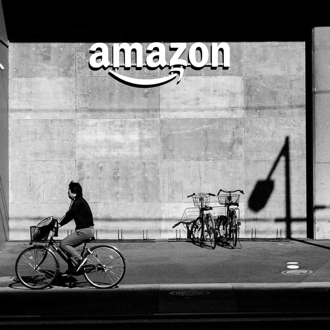 naotakeのインスタグラム：「#アマゾン - #amazon / GR IIIx & Lightroom, 20230424 . . 久しぶりのチノパンを履いたらウェストがきつい。やばい。 . . #spicollective #streetphotographyinternational #royalsnappingartists #infamous_family #rsa_main #infinity_photo_cult #jp_gallery_member #jp_gallery_bnw #team_jp_モノクロ #ig_nihon #streetphotographybnw #igersjp #ig_streetclub #bnw_greatshots #bnw_artstyle #bnwsouls #wp_bnw #bnw_igers_ #pr0ject_bnw #igers_bnw #bnw_splendid #storyofthestreet #japancityblues #shadowspoetry #grsnaps #gr_meet_japan  #shootgr #写真好きな人とつながりたい」