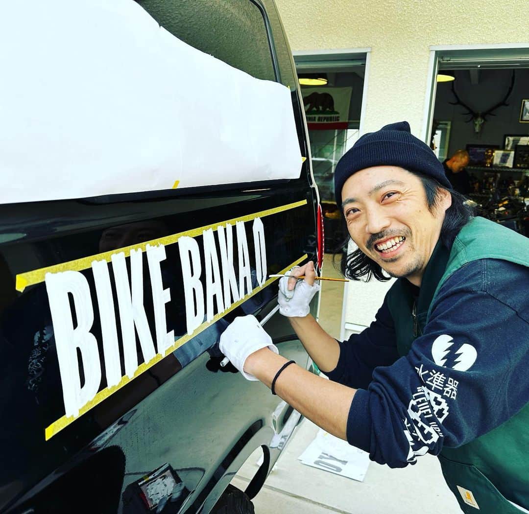 マッコイ斉藤のインスタグラム：「ニノが車にBIEKBAKA TOKYO」