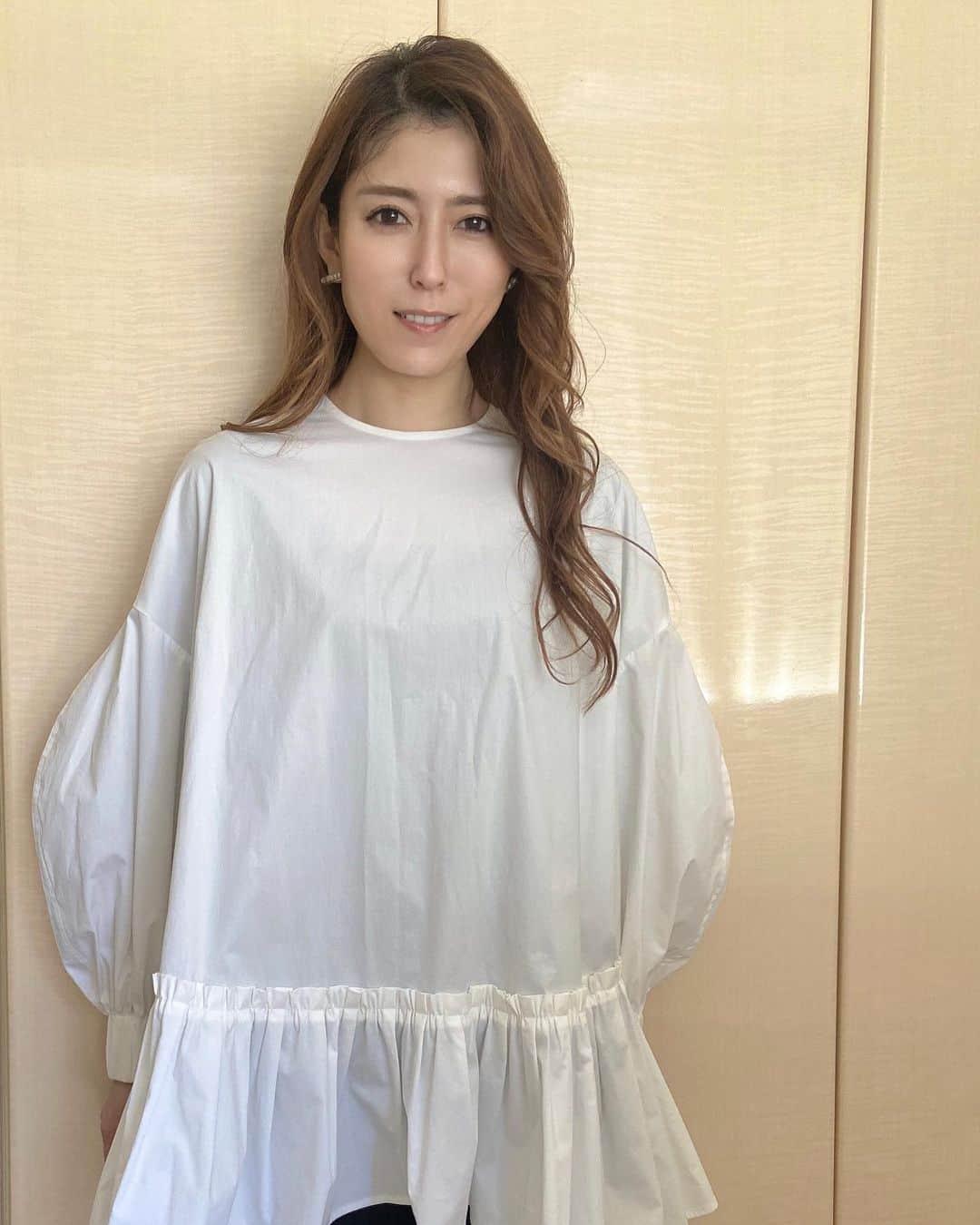 佐藤友香のインスタグラム：「そろそろ衣替えしないとですね🌺 #ランバンオンブルー #lanvinenbleu #アナウンサー衣装 #キャスター #佐藤友香」