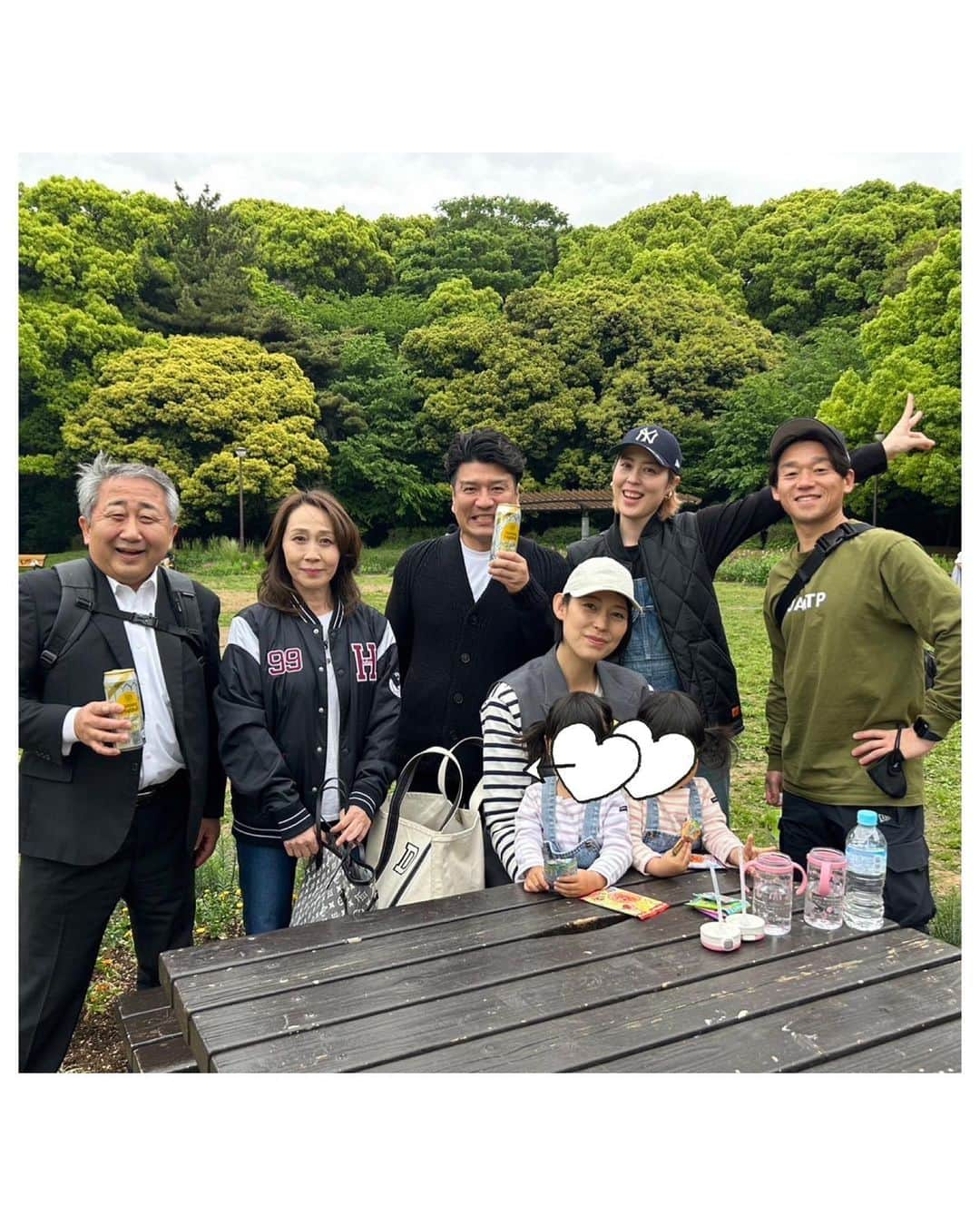 大山未希さんのインスタグラム写真 - (大山未希Instagram)「🐟  いつもお世話になっているみなさんも 同じく試合観戦とのことで 試合の前にみんなでピクニック😂  美味しいお魚を持ってきてくれて とても豪華なピクニックになりました😍  ピクニックにお刺身斬新🤣  最後の一枚は黄昏れるおじさんの背中（笑）  #ピクニック #小田原 #お刺身 #ピクニックにお刺身 #ふたご #姪っ子 #おにぎり大好き ↓」4月24日 12時00分 - miki_oyama1003