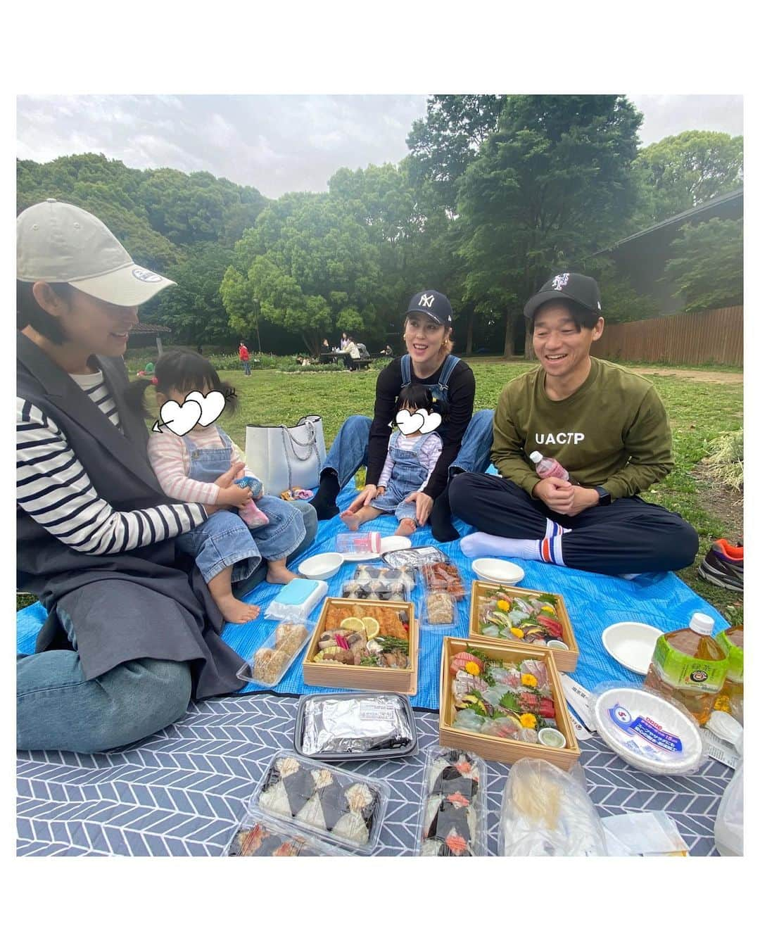 大山未希さんのインスタグラム写真 - (大山未希Instagram)「🐟  いつもお世話になっているみなさんも 同じく試合観戦とのことで 試合の前にみんなでピクニック😂  美味しいお魚を持ってきてくれて とても豪華なピクニックになりました😍  ピクニックにお刺身斬新🤣  最後の一枚は黄昏れるおじさんの背中（笑）  #ピクニック #小田原 #お刺身 #ピクニックにお刺身 #ふたご #姪っ子 #おにぎり大好き ↓」4月24日 12時00分 - miki_oyama1003