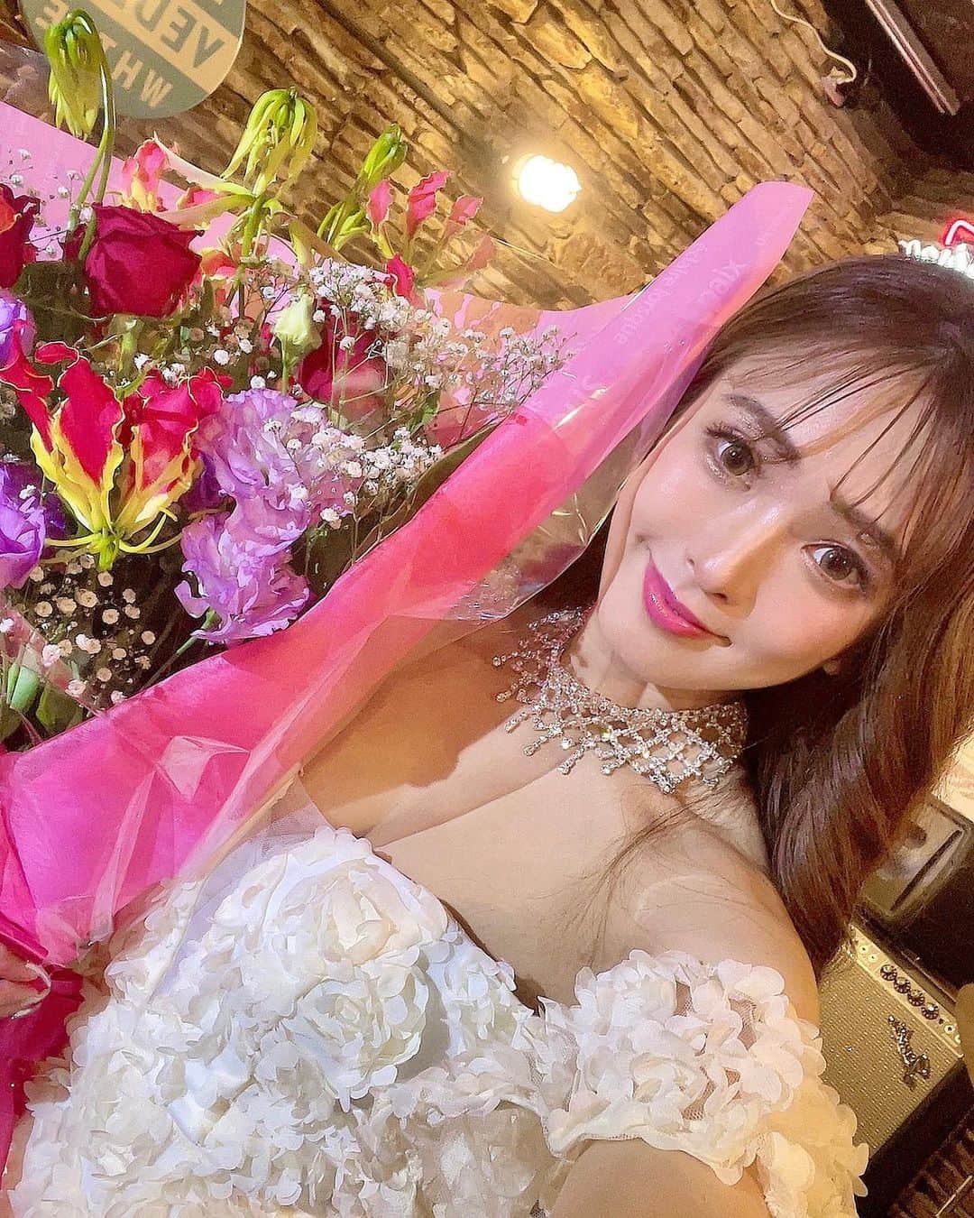 Fujikoのインスタグラム：「今日は春のワンマンライブ👒✨ 満席御礼で本当にありがとう💞 新曲も披露出来て久しぶりに歌う曲もありで、とにかく沢山想いも伝えられて 最高のライブでした🥂✨  素敵なお花も💐嬉しい💗  さぁーーー！この一ヶ月マヂで頑張る🥹 ワンマンあと100人！どうかよろしくお願いします😖  #Fujiko#singer#artist#ワンマンライブ#Live#popdiva#応援してね」