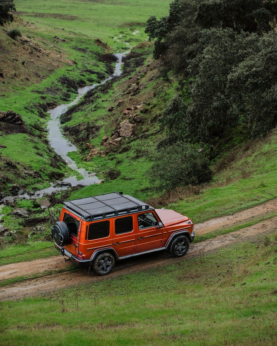 Mercedes-Benz Thailandのインスタグラム：「ตื่นเต้นกับมุมมองใหม่ เร้าใจบนเส้นทาง off-road และพร้อมค้นพบแรงบันดาลใจในทุกครั้งที่ได้ออกเดินทางไปสัมผัสความงามธรรมชาติกับเพื่อนคู่ใจอย่าง G-Class  #StrongerThanTime #GClass #LegendaryRides #MercedesBenz #MercedesBenzThailand」