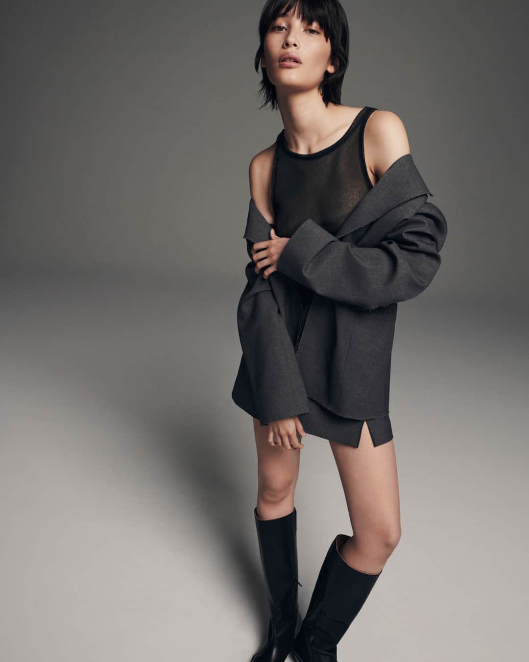 ベック&ブリッジのインスタグラム：「The Jamie Blazer is a classic, single breasted jacket that is cut in a relaxed, box fit from a wool blend fabric. Styled with our Jamie Mini Skirt.​​​​​​​​​ #becandbridge #embody #newarrivals」