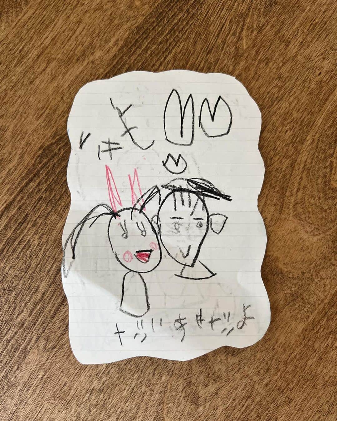 菅谷梨沙子さんのインスタグラム写真 - (菅谷梨沙子Instagram)「最近の長女はお絵描きに激ハマり中！ お友達や先生に絵付きのお手紙をほぼ毎日書いている✍🏻  これは長女とパパがラブラブな様子を描いたものなんだって。笑」4月23日 17時13分 - risako_sugaya