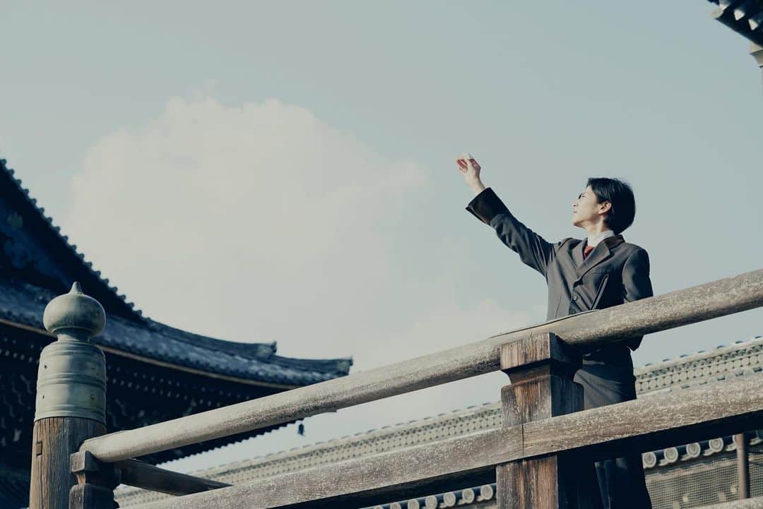 わたしの幸せな結婚のインスタグラム：「⋰ 映画『#わたしの幸せな結婚』 大ヒット上映中🌸💍 ⋱  様々な想いが交錯します... 新は一体何者なのか、？  #映画わた婚 #目黒蓮(#SnowMan) #今田美桜 #渡邊圭祐」